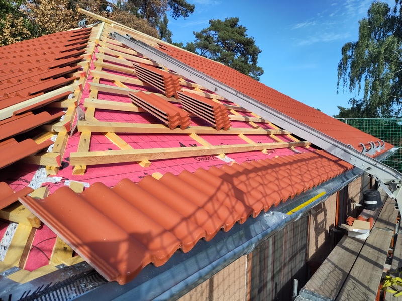 Kinderhausdach fertig gedeckt!